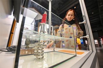 Sind Grüner Strom und E-Fuels die Lösung für die Klimafrage? Chemnitzer Industriemuseum zeigt Ausstellung zum Thema Energieversorgung der Zukunft - Blick in die Ausstellung zum Thema Energiewende im Industriemuseum, im Bild Mitarbeiterin Almut Hertel an einem Exponat.