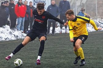 "Sind im Abstiegskampf angekommen" - Maxim Schlaeger (links) traf für Meerane in der Nachspielzeit - doch das war gegen Auerbach zu wenig.
