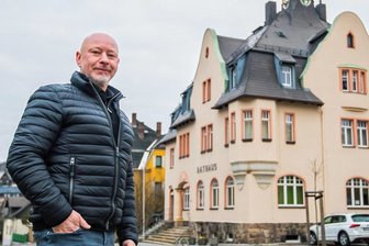 Sind Job und Ehrenamt vereinbar? Auerbacher Ratsgremium zwiegespalten - Ulf Lange zieht jetzt vors Verwaltungsgericht. "Ich nehme die Möglichkeit in Anspruch, die unklare Rechtslage juristisch prüfen zu lassen", sagt er. Es geht um die Vereinbarkeit seines Jobs als Energiemanager der Gemeinde  mit seinem Ehrenamt als Gemeinderat. 