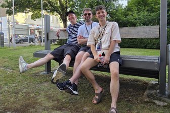 Sind Kinder das kritischere Publikum? „Freie Presse“ trifft die Band „Deine Freunde“ beim Kosmos - Die Band Deine Freunde nach ihrem Auftritt beim Kosmos 2025.