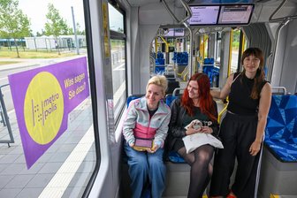 Sind Migranten ein Problem oder eigentlich nett? Antworten aus einer Straßenbahn in Chemnitz - Kristina Krömer, Sophie Linßner, Lucie Müller (v. l.) wollen im Rahmen des „metro_polis“-Projekts mit Straßenbahn-Fahrgästen ins Gespräch kommen.