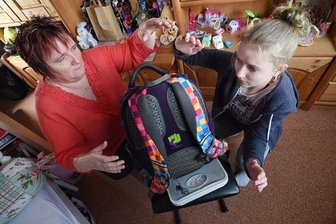Sind Ranzen der Schüler zu schwer? - Angela Müller und ihre Tochter Leonie wiegen den Ranzen. Fast zehn Kilo kommen zusammen, ohne Essen, Getränke und Sportsachen.