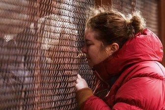 Sind Sie noch Idealist? Ein Essay zu Krieg und Gesellschaft - Greifbare Hässlichkeit Putinscher Realität: Ukrainische Flüchtlinge an der polnischen Grenze.