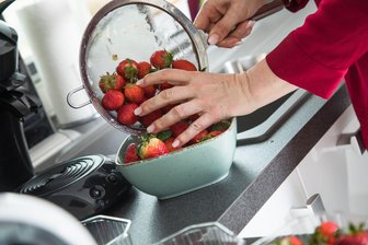 Sind Sie sich sicher, dass Sie Erdbeeren richtig waschen? - Bleibt der Strunk beim Waschen der Erdbeeren dran, wird der Geschmack nicht verwässert.