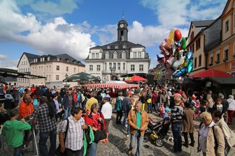 Sind Stadtfeste im Erzgebirge noch finanzierbar? Schwarzenberg hebt Marktgebühren an - Beim Altstadt- und Edelweißfest in Schwarzenberg herrscht in der Alt- und Vorstadt stets großer Trubel.
