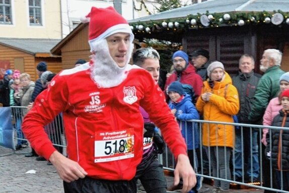 "Sind vom Feedback überwältigt" - Julian Schulze lief die 6 km als Weihnachtsmann verkleidet. Er brauchte 23:22 min.