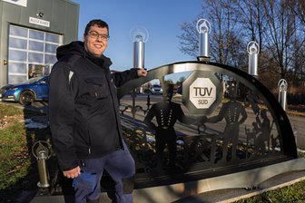 Sind Weihnachtstraditionen altmodisch? Eine Spurensuche unter jungen Erzgebirgern - Max Tuchscherer am großen Schwibbogen an seiner Arbeitsstelle. Er sagt: „Schwibbögen machen den Advent zu dem, was er ist.“