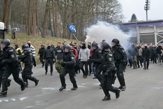 „Sind wir Freiwild?“ - Retter in Westsachsen werden häufiger Ziel von Angriffen - Auch Polizisten werden wie hier bei einer Übung zur Deeskalation geschult.