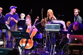 Sinfonie der Befreiung - Die Bühne war fast etwas zu klein für das zwölfköpfige Philipp-Rumsch-Ensemble am Donnerstagabend im Weltecho. 