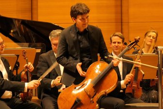 Sinfonie-Konzert der Robert-Schumann-Philharmonie in Chemnitz: Berührende Musik zum Überleben - Der Cellist Maximilian Hornung überzeugte mit dem berührend melancholischen Konzert für Violoncello und Orchester von Edward Elgar.