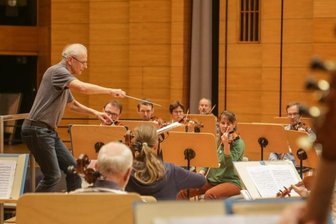 Sinfonie ohne Paukenschlag - Seit 2002 leitet Andreas Grohmann das Sächsische Sinfonieorchester Chemnitz. Im großen Saal der Stadthalle findet am 3. Oktober das Konzert zum 60. Geburtstag des Orchesters statt.
