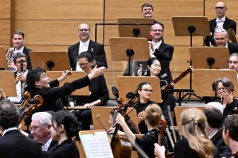 Sinfoniekonzert in Chemnitz sorgt mit lauten und leisen Meditationen für schallenden Applaus - Gastdirigent Elias Grandy konnte sich wieder über eine ausgezeichnete Leistung der Schumann-Philharmonie freuen und bedankte sich ausgiebig bei den Musikerinnen und Musikern.
