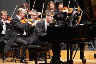 Sinfoniekonzert in Reichenbach: Ausnahmekönner am Flügel strahlt Eleganz und Esprit aus - Solist Bernd Glemser wurde in Sergei Prokofjews drittem Klavierkonzert seinem Ruf als Ausnahmekönner am Flügel gerecht.