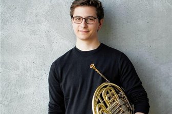 Sinfoniekonzert in Reichenbach: In Russland und Italien zur gleichen Zeit - Der gebürtige Hamburger Hornist Tillmann Höfs war am Mittwoch Solist im 6. Sinfoniekonzert der Vogtland-Philharmonie. 