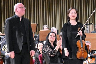 Sinfoniekonzert in Zwickau: Viel Abwechslung, viel Applaus - Der gerade preisgekrönte Pianist Oliver Triendl und die Violinistin Yeji Kim von den Clara-Schumann-Philharmonikern sorgten auch mit einer Zugabe für Begeisterung.