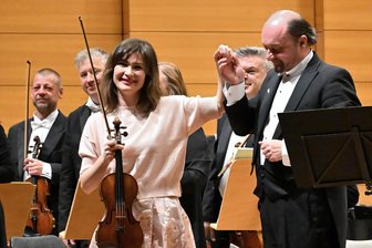 Sinfoniekonzert zum Chemnitzer Friedenstag: Der Klang der Hoffnung - Violinistin Lisa Batiashvili und Dirigent Francois Leleux freuen sich über den begeisterten Beifall nach Mozarts Konzert für Violine und Orchester Nr. 5. Foto: