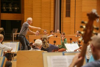 Sinfonieorchester verwebt Mozart, Weber und Reichardt in der Chemnitzer Stadthalle - 