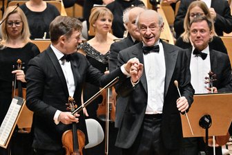Sinfonische Weltklasse zu Besuch in der Kulturhauptstadt - Das Budapest Festival Orchestra unter der Leitung von Iván Fischer (vorn rechts) und Violinist Renaud Capucon wurden bei ihrem Gastspiel in Chemnitz am Montagabend gefeiert.