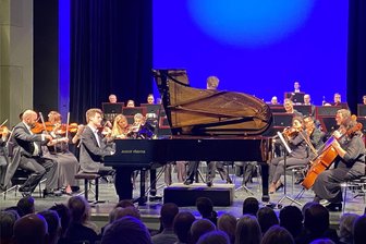 Sinfonischer Auftakt im Erzgebirge: Starpianist begleicht „Spiel-Schulden“ aus vorangegangener Saison - Knapp ein Jahr nach dem ersten Versuch spielte Alexander Krichel mit der Erzgebirgischen Philharmonie unter Generalmusikdirektor Jens Georg Bachmann das 3. Klavierkonzert von Sergej Rachmaninow.