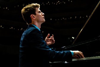 Sinfonischer Saisonauftakt: Unpässlicher Pianist tauscht Rachmaninow gegen Beethoven - Holt die Kastanien mit Bravour aus dem Feuer: Alexander Krichel.
