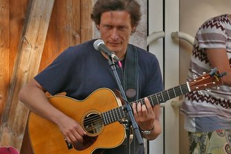 Singen mit Gänsehaut: Glauchauer Musiker holt sich Inspiration von der „Freien Presse“ - Der Glauchauer Musiker Knut Kielmann lädt zum Frühlingsliedersingen ein.