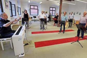 Singen verlernt man nicht - Peter Rülke (l.) bei den Proben mit einer Gruppe des Freiberger Stadtchores.