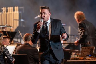 Singender TV-Star, Nachbarschaftsfeste und ein Festival: Was am Wochenende in Westsachsen los ist - Mark Keller und die Vogtland-Philharmonie sind am Sonntag mit dem Programm „Songs of My Life/Lieder meines Lebens“ im Konzert- und Ballhaus „Neue Welt“ in Zwickau zu erleben.
