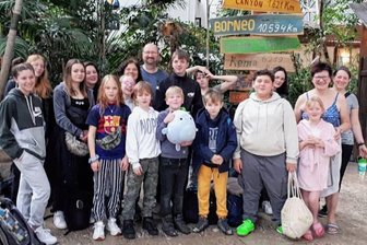 Singender Wirt führt Kinder aus - Gruppenfoto im Tropical Island. "Scheune"-Wirt Frank Wirth (hinten Mitte) im Kreise der Regenbogenhaus-Ausflügler. Im Sommer geht's nach Plohn - dann auch mit den Schützlingen der Kinderarche. 