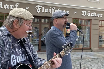Singender Wirt von Reichenbach singt spontan Friedenslieder: „Wann wird man je verstehn?“ - Mit klarer Botschaft auf dem Postplatz: Frank Wirth (rechts) und Andreas Beisinger.