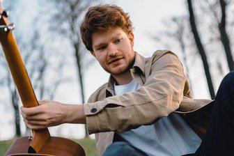 Singer-Songwriter Leander Gronem: Mit neuer Single auf neuen Wegen - Leander ohne den Anderen. Als "L.e.a.n.d.e.r" schlägt der Grünbacher jetzt poppige Töne an. Foto: Jonathan Freigang