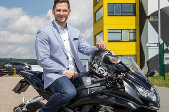 Single-Coach spricht über Partnersuche während Corona - Jung und dynamisch präsentiert sich Pierre Schwarzenberg (31) am ADAC-Turm am Sachsenring. Er will Singles dabei helfen, Einsamkeit zu überwinden. Dabei gehe es um viel mehr, als den richtigen Partner zu finden. 