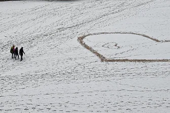 Singles sollen beim Wandern im Erzgebirge die Liebe finden - In Oberwiesenthal gibt es ab sofort Single-Wanderungen. Foto: Stefan Sauer/dpa