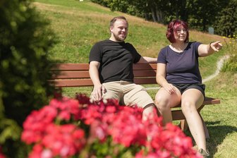 Singles wandern im Erzgebirge die Grenze entlang - Zeit, schöne Ausblicke zu genießen – wie hier Sabine und Falk Langer – gibt es auch während der Singlewanderung.