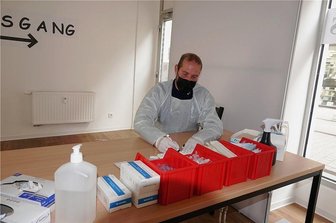 Sinkende Corona-Testzahlen und Frust bei Gastronomen im Kreis Zwickau - Seit die Antigen-Schnelltests nicht mehr für alle kostenlos sind, ist ihre Zahl stark zurückgegangen. Mitarbeiter Marco Ehrig wartet in der Teststelle im Zwickauer Zentrum auf Kundschaft.
