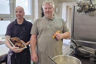 Sinkende Gastro-Steuer: Kommt das bei Gästen in Mittelsachsen an? - Seniorchef und Koch Stephan Möbius (re.) und Koch René Urban sind für die Speisen im Restaurant des Waldhauses Lauenhain zuständig.