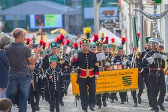 Sinkende Inzidenz im Erzgebirge: Die große Vorfreude auf das Steigerlied - Es wird noch nicht sein wie vor Corona - wie 2019 beim Bergstreittag in Schneeberg (Foto). Doch Ensembles wie das Musikkorps der Bergstadt Schneeberg - das Landesbergmusikkorps Sachsen - sollen endlich wieder proben dürfen. Acht Monate lang mussten sie darauf warten. 