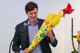 Sinkende Schülerzahlen an Sachsens Grundschulen: Minister streicht ab 2026 bisherige „Buschzulage“ - fast überall - Sachsens Kultusminister Conrad Clemens (CDU) bei einem Schulbesuch im August. Für künftige Grundschullehrer, die ab Februar 2026 ihr Referendariat beginnen, entfällt der Anwärtersonderzuschlag von monatlich knapp 1260 Euro brutto.