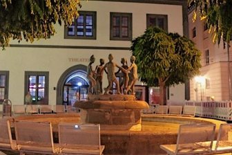 Sinneswandel: Zwickauer Stadtrat will nun doch einen Energiemanager - Schon seit September spart Zwickau bei der nächtlichen Beleuchtung, wie hier am Gewandhaus. Ein Energiemanagement soll künftig den Verbrauch in sämtlichen öffentlichen Gebäuden überprüfen.