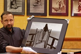 Sinnliche Nacktfotos in einstigem Kino - Mirko Hummel bereitet die Ausstellung "Akt und Landschaft" vor. 