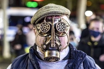 Sinnsuche im Unsinn: Wie „Bullshit“ zur Gesellschafts-Strategie werden konnte - DIe Realität als Spiel: ein sogenannter „Querdenker“ auf einem „Solidaritätsmarsch“ während der Corona-Pandemie.