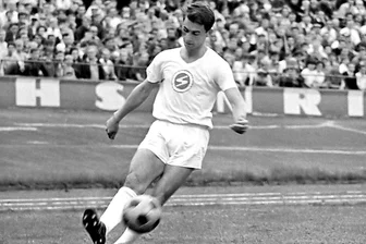 „Sir“ Harald Irmscher feiert 80. Geburtstag: Ein Rückblick - Harald Irmscher 1967 in einem Oberligaspiel gegen Lok Stendal. Die Zwickauer gewannen mit 4:0.