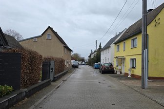 Sirenen am Morgen im Werdauer Ortsteil Steinpleis: 90-Jährige bei Wohnungsbrand tot aufgefunden - Die Feuerwehrleute mussten am Samstagmorgen in diese enge Siedlungsstraße ausrücken.