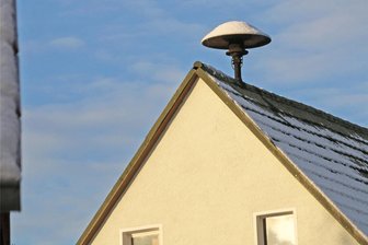 Sirenen in Bobritzsch-Hilbersdorf: Besseres Warnsystem für die Gemeinde? - Die Sirene im Bobritzsch-Hilbersdorfer Ortsteil Naundorf steht noch auf einem Privatdach.