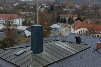 Sirenen: Noch viele Lücken - In Rodewisch war von einst sechs alten Sirenen nur die auf dem Dach der Grundschule erhalten geblieben. Die Stadt legt jetzt los und lässt zwei modere elektronische Sirenen installieren. 
