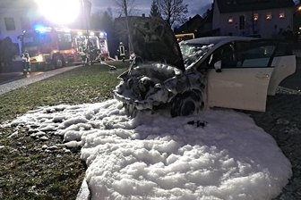 Sirenenalarm am Silvesternachmittag in Erdmannsdorf - Was ist passiert? - Feuerwehreinsatz am Silvesternachmittag in Erdmannsdorf: Die Feuerwehr löschte ein Auto, das Feuer gefangen hatte.