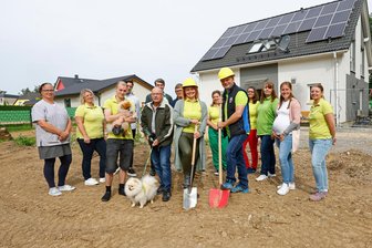 Sirona-Wundambulanz errichtet neues Therapie- und Versorgungszentrum: Was in der Sachsenallee in Glauchau entsteht - Spatenstich mit Mitarbeitern und Familie: Die Sirona-Wundambulanz errichtet ein neues Therapie- und Versorgungszentrum in der Sachsenallee in Glauchau.