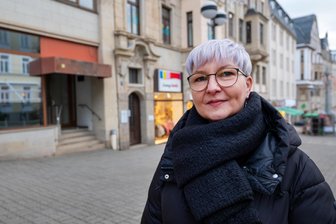 „Situation wurde unangenehmer“: Warum sich eine Friseurmeisterin aus der Plauener Innenstadt zurückgezogen hat - Antje Schwab vor ihrem ehemaligen Geschäft an der Bahnhofstraße. Mittlerweile arbeitet die Friseurmeisterin in der Ostvorstadt.