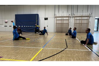 Sitzball-Sachsenmeisterschaft: BRSV Medizin Vogtland startet als Führender ins neue Jahr - Die Plauener Sitzball-Mannschaft beim Angriff: In Leipzig landete der BRSV mit acht Siegen in acht Spielen auf dem 1. Platz.