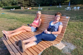 Sitzgruppe, Bänke und Liegen: Wie Bad Brambach schöner wird - Kathrin Stübiger (rechts), Vorsitzende des Kur- und Fremdenverkehrsvereins Bad Brambach, testet mit ihrer Stellvertreterin im Verein, Yvonne Rudolph, die mit Fördergeldern angeschafften Liegen.
