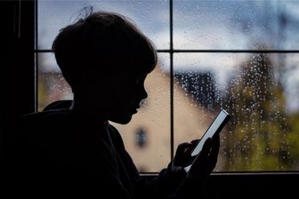 Sitzt mein Kind zu viel am Bildschirm? Was Eltern tun können - Kinder verbringen oft mehr Zeit vor einem Bildschirm, als es ihre Eltern vermuten. Das zeigen Studien.